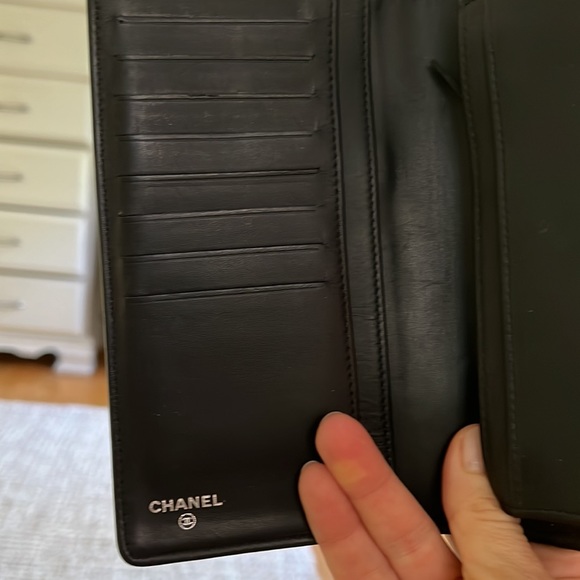 Gorgeous CHANEL black caviar wallet- practically new - Picture 4 of 6